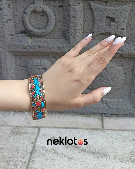 Neklotus — Turkuaz mozaik bilezik, bilekte