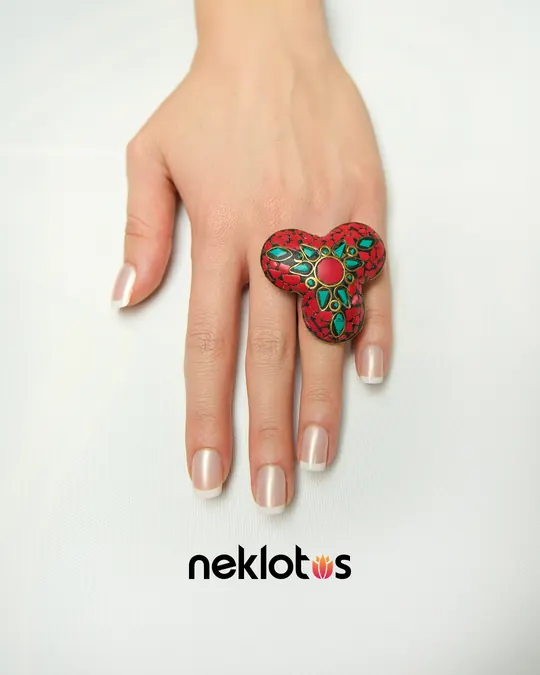 Neklotus — Kırmızı mozaik yüzük, elde