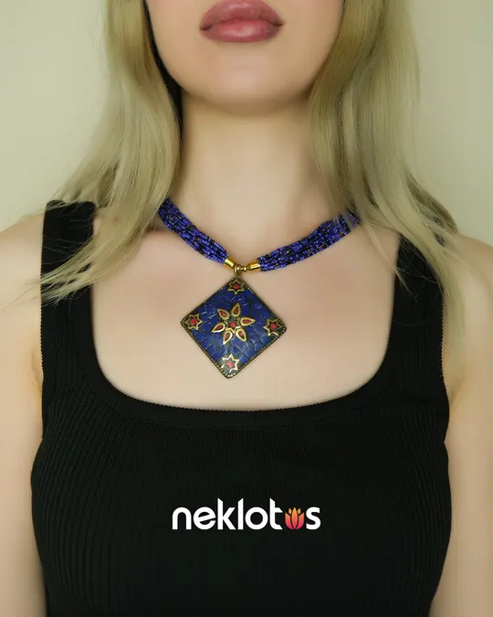 Neklotus — Lacivert baklava madalyonlu kolye, modelde